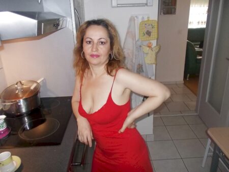 Adopte une femme cougar sexy seule